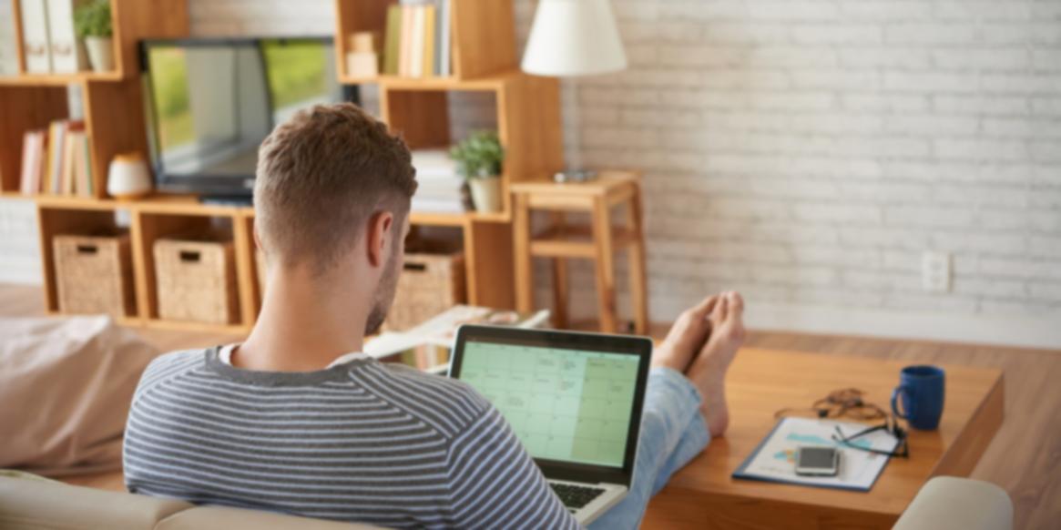 Participant engagé dans un séminaire en ligne sur le développement de l'intuition