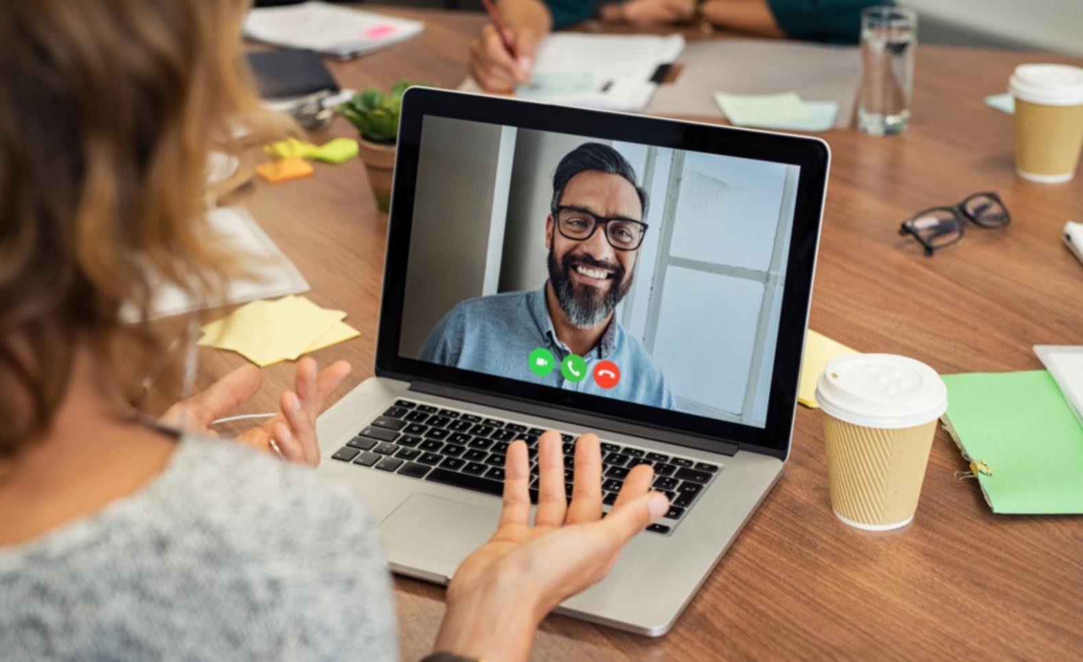 Étudiants travaillant sur des projets d'intuition appliquée